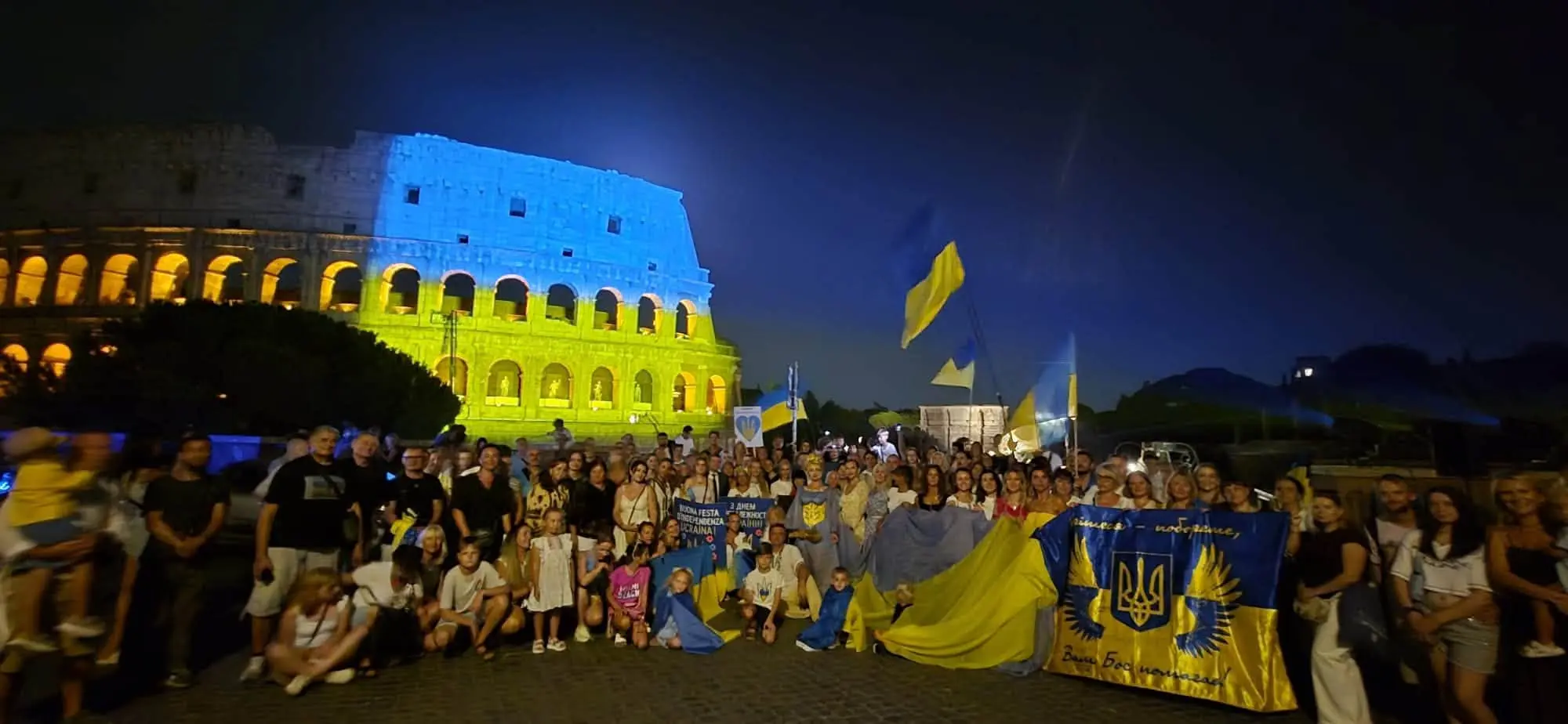 Roma celebra l’indipendenza dell’Ucraina: il corteo e il Colosseo in blu e giallo
